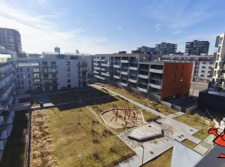 Malešická 3+KK s Terasou a 2x gar - výhled z terasy