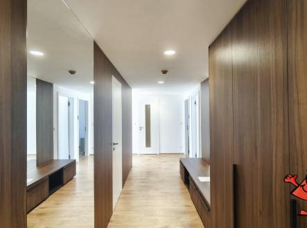 Malešická 3+KK s Terasou a 2x gar - předasíň 2