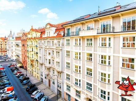 Pronájem bytu 4+KK v ulici Gorazdova, Praha 2 - pohled z balkónu