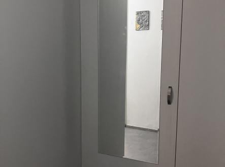 Skříň - uvnitř je pracovna