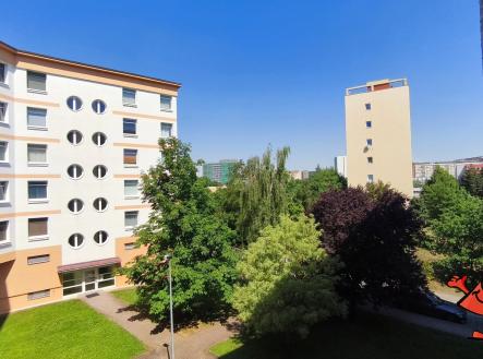 Na pronájem byt 3+KK + terasa, Praha 8 - Ládví, ulici nad Okrouhlíkem - výhled 2