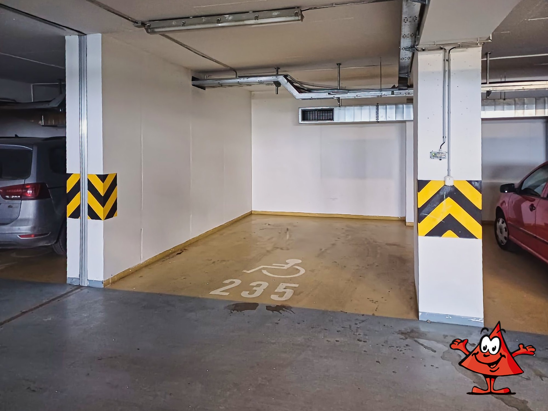 Pronájem garážového stání Praha 8 Troja Hnězdenská - stání