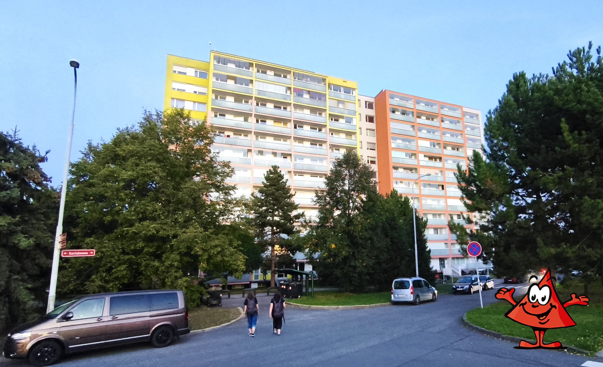 Na pronájem byt 2+KK v ulici Kurčatovova, Praha 10 - Petrovice - Pohled na dům