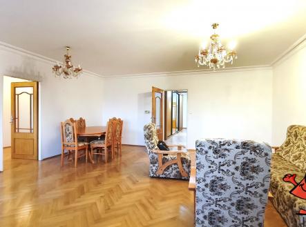 Pronájem bytu 5+1 v ulici Přádova, Praha 8 - obývací pokoj