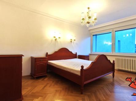 Pronájem bytu 5+1 v ulici Přádova, Praha 8 - velká ložnice