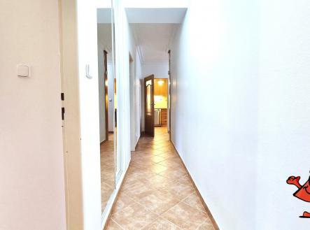 Pronájem bytu 5+1 v ulici Přádova, Praha 8 - chodba 3