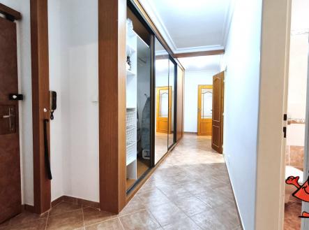 Pronájem bytu 5+1 v ulici Přádova, Praha 8 - chodba 4