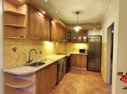 Pronájem bytu 5+1 v ulici Přádova, Praha 8 - kuchyně 3