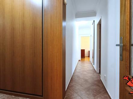 Pronájem bytu 5+1 v ulici Přádova, Praha 8 - chodba