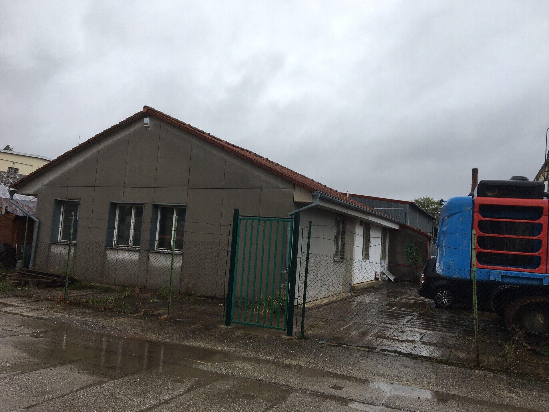 Pronájem zpevněné plochy 1850 m2 s jeřábem, Praha 5, Řeporyje, ul. K Třebonicům