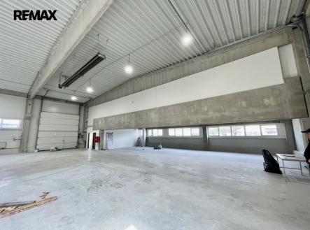 Pronájem výrobní prostor, 1 500 m²