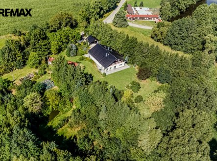 Výjimečné soukromé sídlo v jižních Čechách  9 464 m² pozemku a 442 m² obytného prostoru