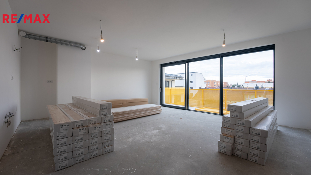 Obývací pokoj s kuchyň. koutem