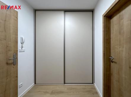 Pronájem bytu, 1+kk, 77 m²