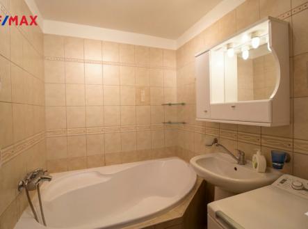 koupelna větší než standard s rohovou vanou