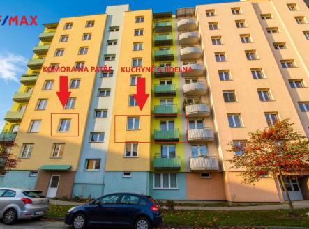 východní strana domu s balkonem a komorou