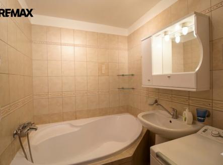 koupelna větší než standard s rohovou vanou