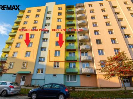 východní strana domu s balkonem a komorou