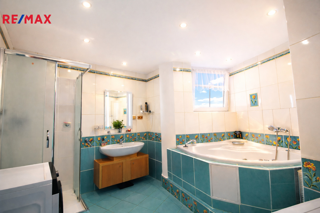 koupelna s rohovou vanou a sprchovým koutem