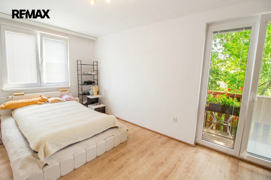 ložnice s přístupem na balkon