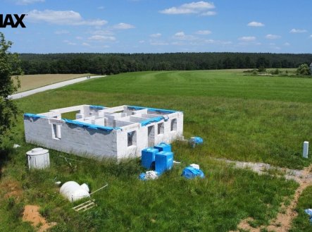 Prodej stavebního pozemku s hrubou stavbou RD, projektem a staveb. povolením. Nuzice u Týna nad Vlt.