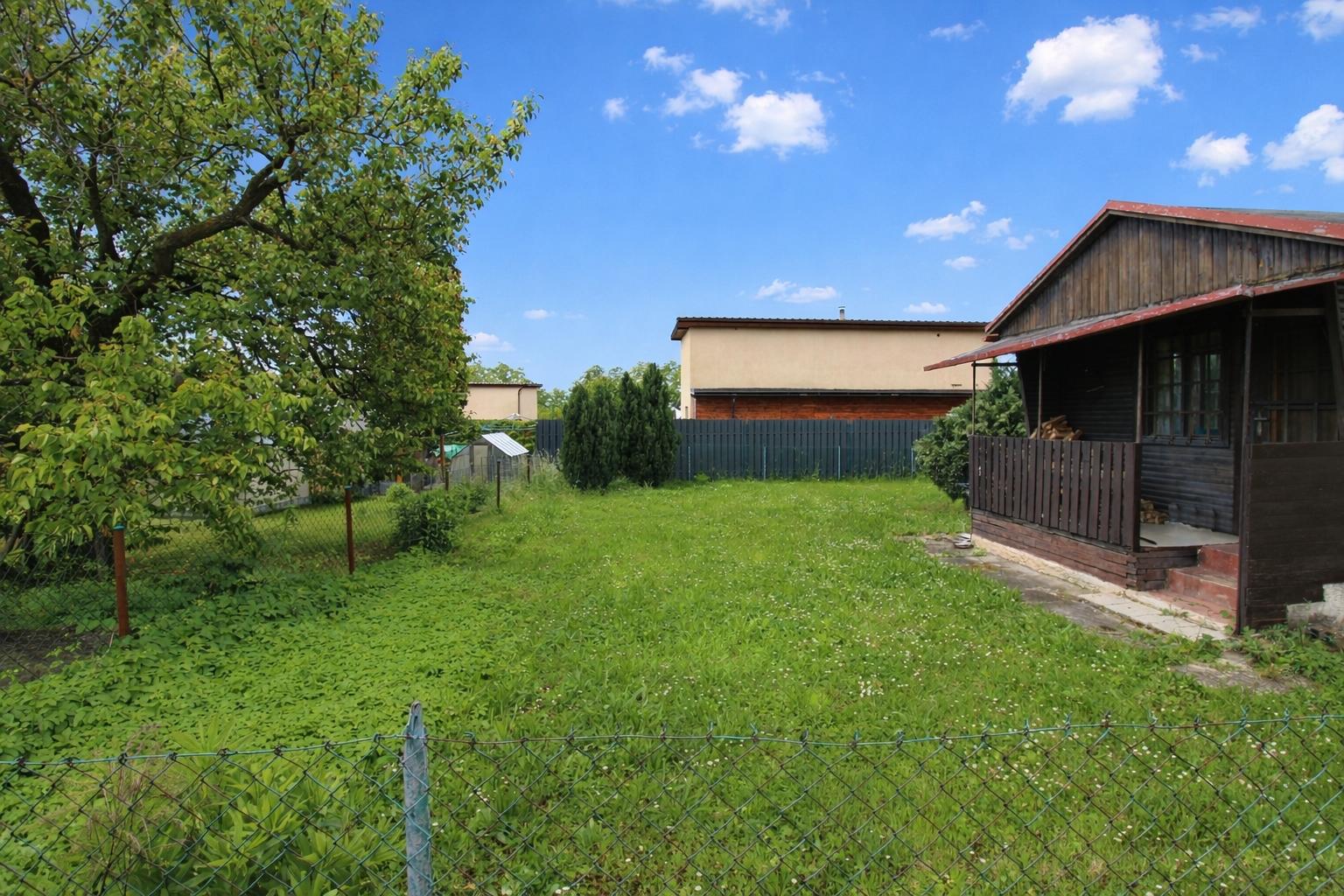 Zahrada se skleníkem a dřevěnou kůlnou Ai chat gpt.jpg