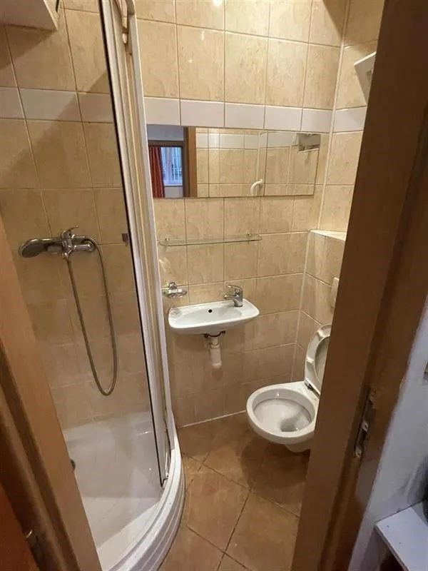 vana s toaleta, stěna dlaždic, kachličková podlaha, a dřez