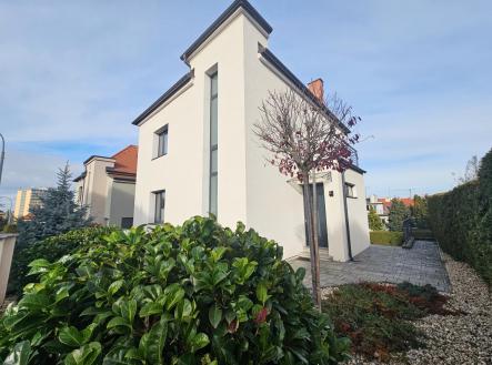 Pronájem domu/vily, 243 m²