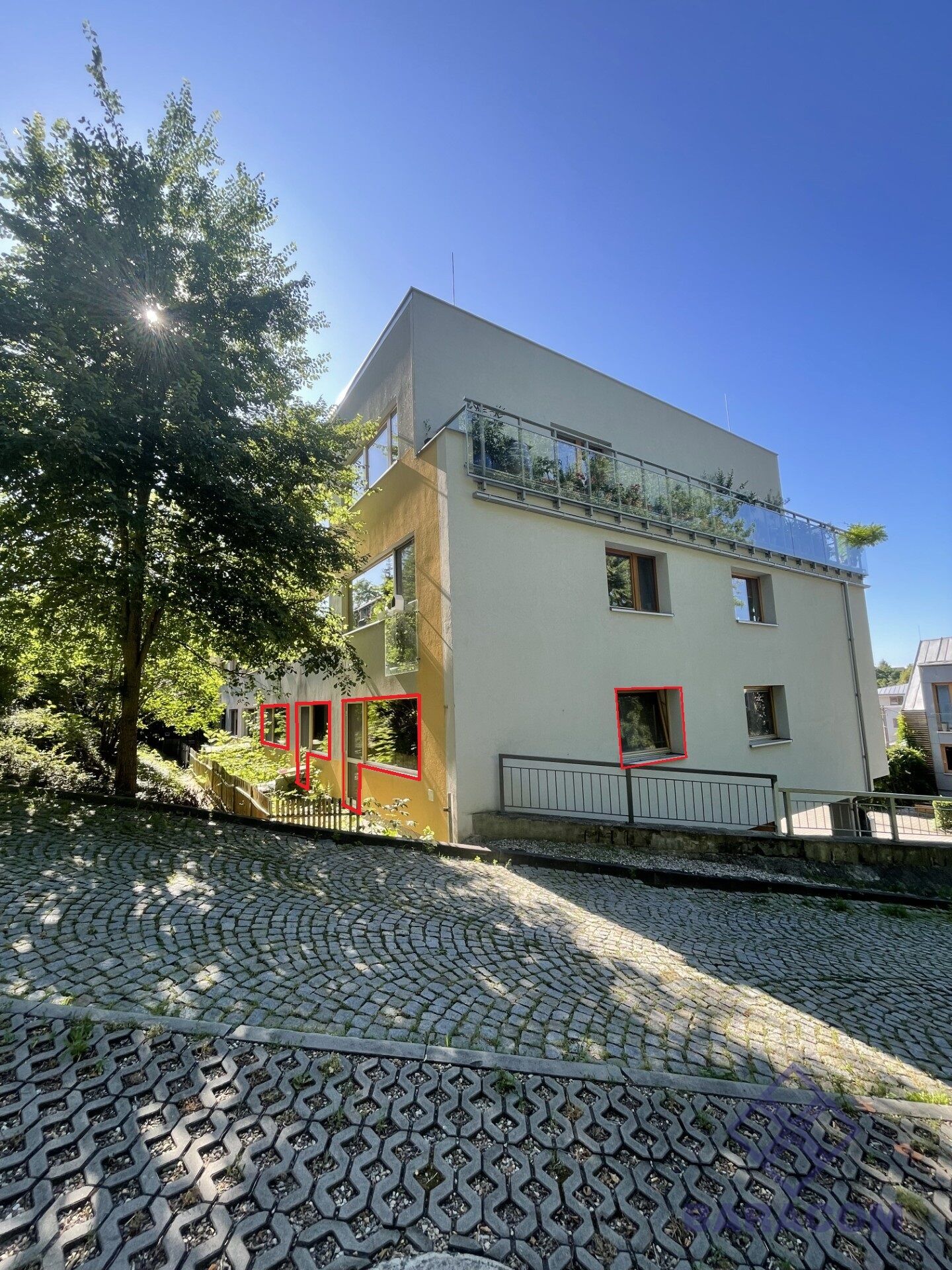 Prostorný byt 3+KK 75m2 s předzahrádkou a parkováním v ceně, Klecany u Prahy