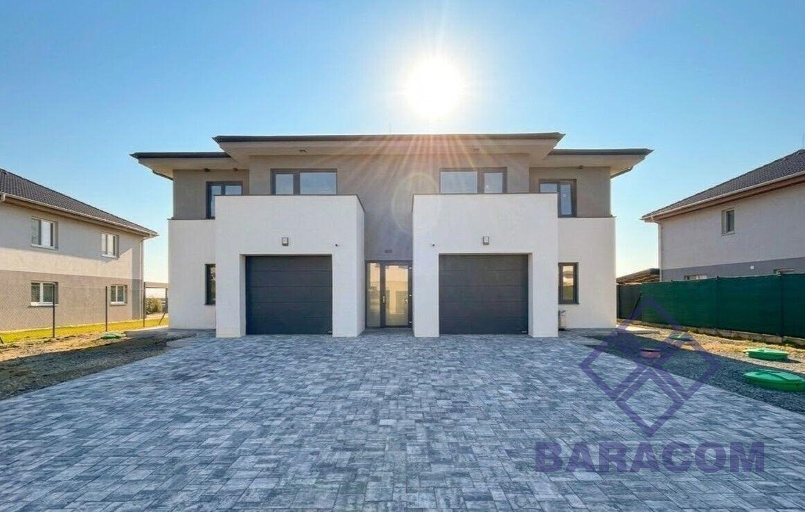 Prodej moderního rodinného domu se dvěma bytovými jednotkami – Polerady u Prahy