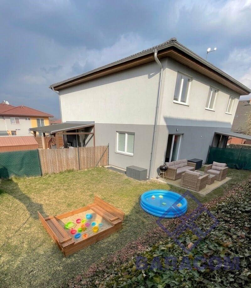 Ideální rodinné bydlení: Mezonet 3+kk se zahradou a 2 parkovacími místy – Bašť