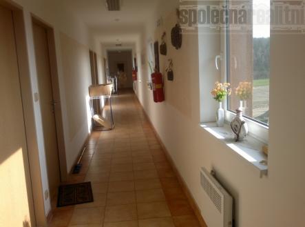 Nový byt 1kk k pronájmu, 20 m2, žel. st. Bojanovice, Praha hl n. 45 min vlakem, 6000 Kč plus popl.