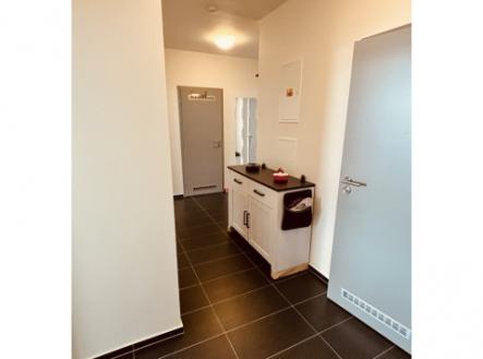 Novostavba 3kk/L, 85 m2 plus lodžie, 30.000,- Kč plus garáž a poplatky