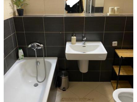 Nadstandardní novostavba 2kk/B k pronájmu, metro Stodůlky, šatna v bytě, garáž