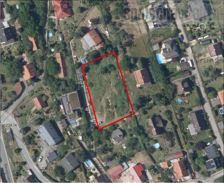 Atraktivní pozemek 1357 m2 k výstavbě RD k prodeji, Hradištko centrum