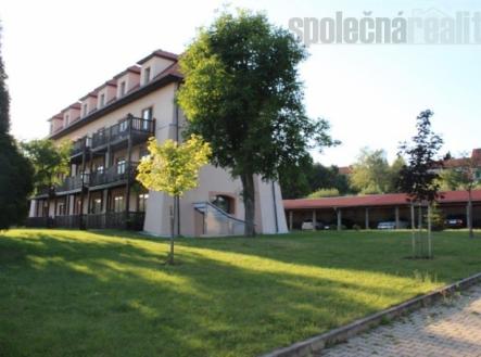 Nový  byt 1kk s patrem na spaní, zahradou a gar. stáním v ceně, Mníšek pod Brdy