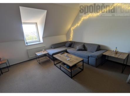 Nový  byt 1kk s patrem na spaní, zahradou a gar. stáním v ceně, Mníšek pod Brdy