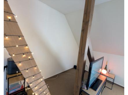 Nový  byt 1kk s patrem na spaní, zahradou a gar. stáním v ceně, Mníšek pod Brdy