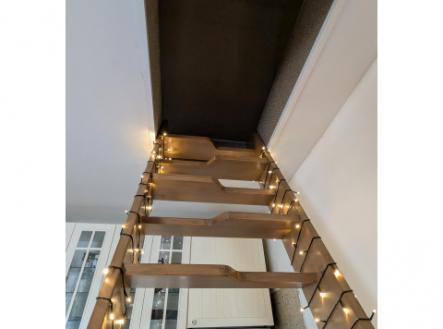 Nový  byt 1kk s patrem na spaní, zahradou a gar. stáním v ceně, Mníšek pod Brdy