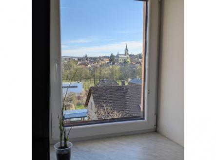 Nový  byt 1kk s patrem na spaní, zahradou a gar. stáním v ceně, Mníšek pod Brdy