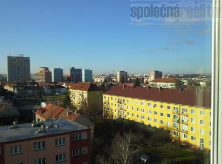 Samostatný pokoj s lodžií v nově zrekonstruovaném bytě 3+1/L k pronájmu