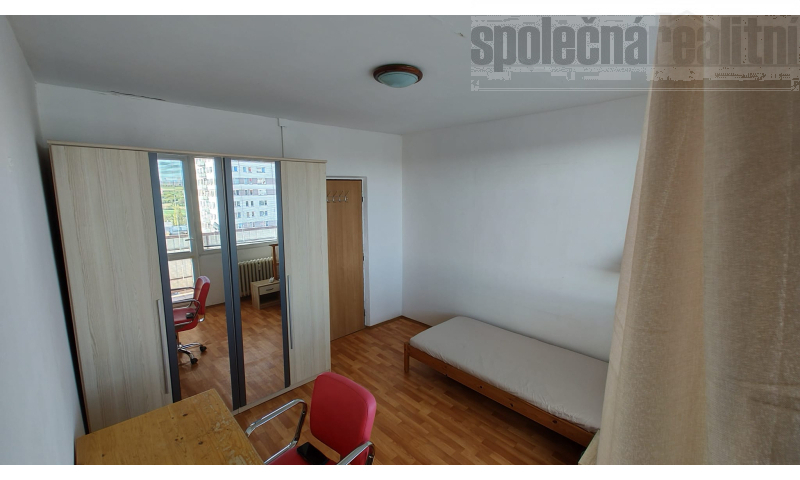 Samostatný pokoj s lodžií v nově zrekonstruovaném bytě 3+1/L k pronájmu