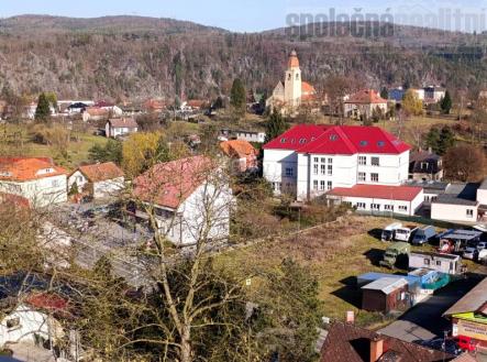 Atraktivní pozemek 1357 m2 k výstavbě 2 RD k prodeji, Hradištko centrum