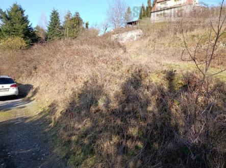 Atraktivní pozemek 1357 m2 k výstavbě 2 RD k prodeji, Hradištko centrum