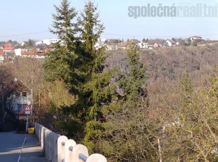 Atraktivní pozemek 1357 m2 k výstavbě 2 RD k prodeji, Hradištko centrum