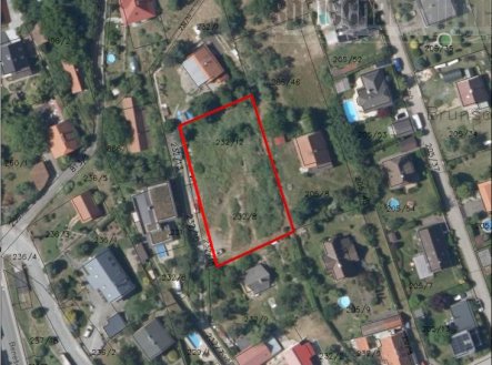 Atraktivní pozemek 1357 m2 k výstavbě 2 RD k prodeji, Hradištko centrum