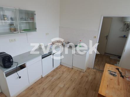 Pronájem skladovací prostor, 1 272 m²