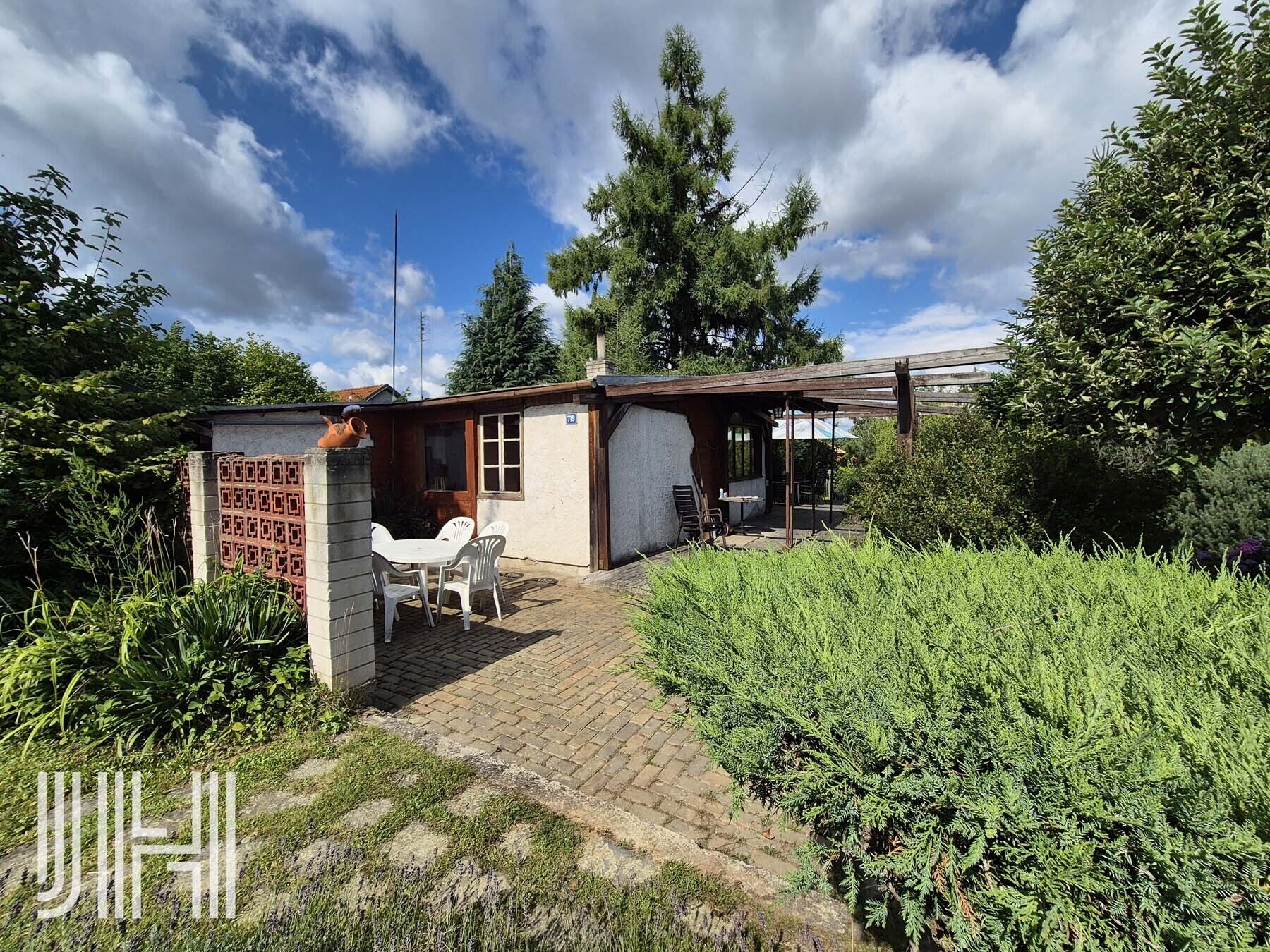 Prodej úžasného pozemku na stavbu domu uprostřed vzrostlé zahrady