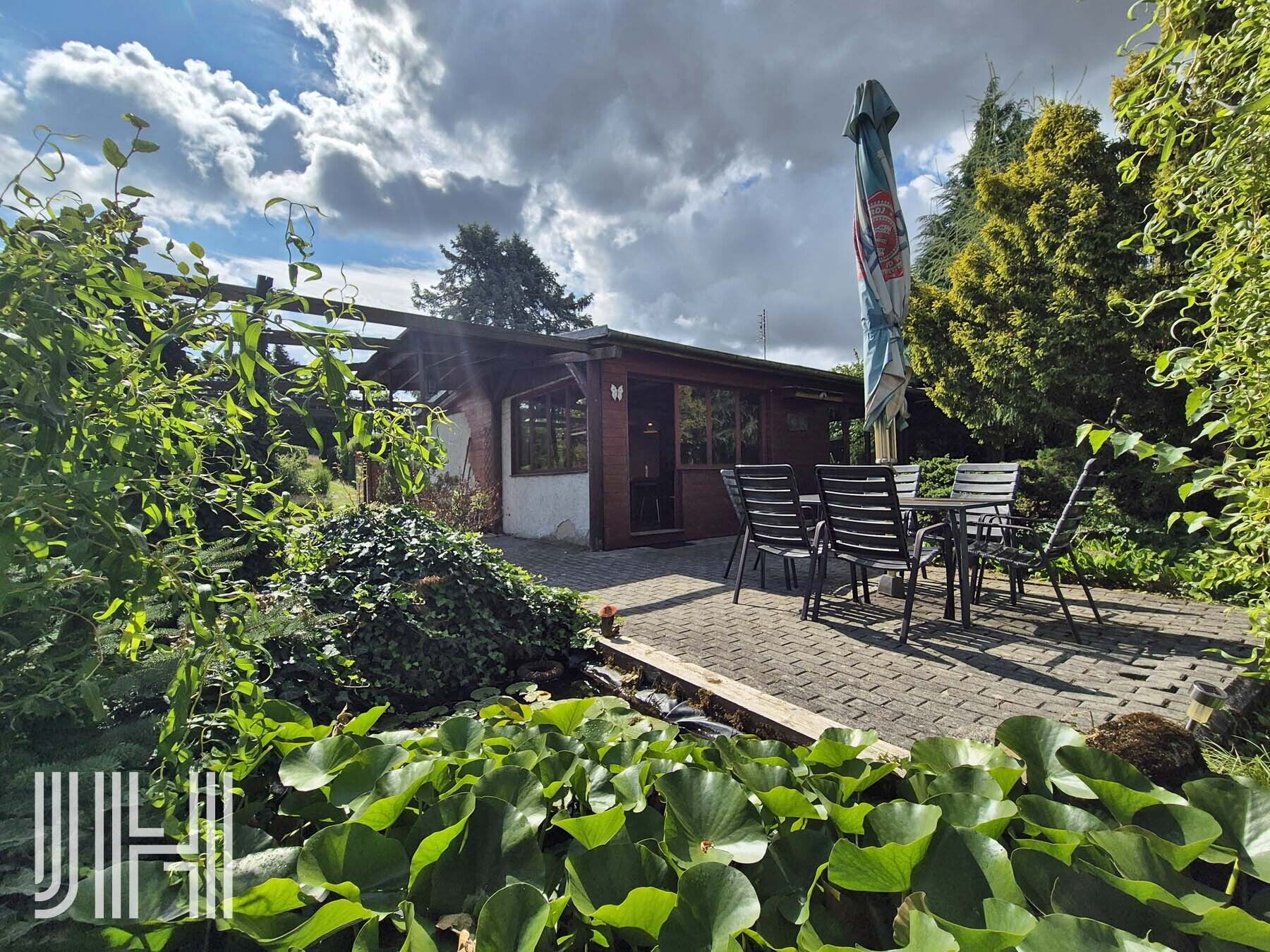 Prodej úžasného pozemku na stavbu domu uprostřed vzrostlé zahrady