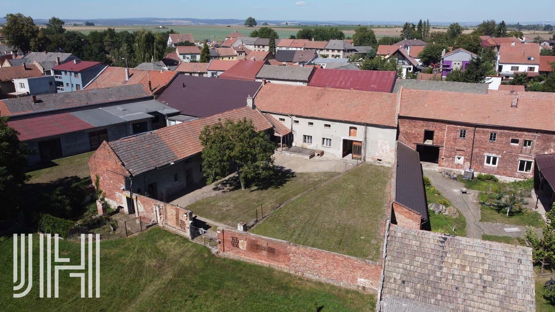 Prodej stavebního pozemku v klidné části obce s domem na demolici